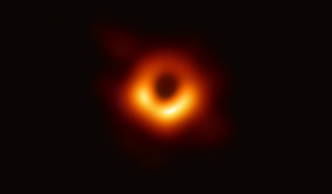 صورة M87* التي نُشرت عام 2019: منطقة داكنة محاطة بانبعاث مضيء.